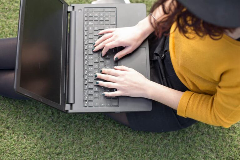 אישה כותבת במחשב